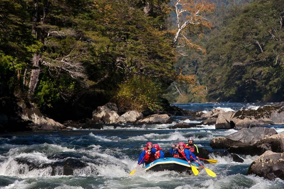 Rafting no rio Trancura, na região de Pucón Rafting no rio Trancura, na região de Pucón