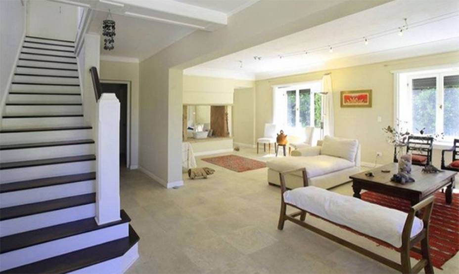 <strong><a href="https://viajeaqui.abril.com.br/cidades/uruguai-punta-del-este" rel="Punta Del Este" target="_self">Punta Del Este</a>, <a href="https://viajeaqui.abril.com.br/paises/uruguai" rel="Uruguai" target="_self">Uruguai</a></strong> Praias lindas e boas compras: não é à toa que Punta segue conquistando o coração dos brasileiros. Cercado por uma área verde extensa e bem cuidada, esse chalé dos anos 1950 é bem preservado, ideal para cerimônias clássicas e realizadas debaixo do sol. <a href="https://www.airbnb.com.br/rooms/3695928?s=XOON" rel="Alugue aqui" target="_blank"><strong>Alugue aqui</strong></a> <em><a href="https://www.booking.com/city/uy/punta-del-este.pt-br.html?aid=332455&label=viagemabril-lugares-incr%C3%ADveis-para-casar" rel="Veja preços de hotéis em Punta Del Este no Booking.com" target="_blank">Veja preços de hotéis em Punta Del Este no Booking.com</a></em> <strong><a href="https://viajeaqui.abril.com.br/cidades/uruguai-punta-del-este" rel="Punta Del Este" target="_self">Punta Del Este</a>, <a href="https://viajeaqui.abril.com.br/paises/uruguai" rel="Uruguai" target="_self">Uruguai</a></strong> Praias lindas e boas compras: não é à toa que Punta segue conquistando o coração dos brasileiros. Cercado por uma área verde extensa e bem cuidada, esse chalé dos anos 1950 é bem preservado, ideal para cerimônias clássicas e realizadas debaixo do sol. <a href="https://www.airbnb.com.br/rooms/3695928?s=XOON" rel="Alugue aqui" target="_blank"><strong>Alugue aqui</strong></a> <em><a href="https://www.booking.com/city/uy/punta-del-este.pt-br.html?aid=332455&label=viagemabril-lugares-incr%C3%ADveis-para-casar" rel="Veja preços de hotéis em Punta Del Este no Booking.com" target="_blank">Veja preços de hotéis em Punta Del Este no Booking.com</a></em>