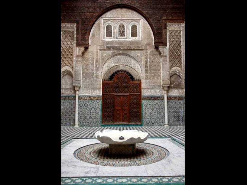 <strong>Madrasa Al-Attarin, Fez, Marrocos</strong>As madrasas eram espaços dedicados para o ensino e o estudo do Corão. A de Al-Attarin, em <a href="https://viajeaqui.abril.com.br/cidades/marrocos-fez-fes" rel="Fez" target="_blank"><strong>Fez</strong></a>, também era uma espécie de oásis. Seu pátio ricamente ornamentado com grafismos e caligrafia, silencioso e fresco, era um local de contemplação e divulgação de ideias, logo ao lado do barulhento mercado