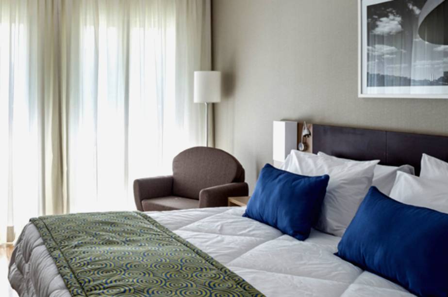 <strong>Quality Hotel & Suites, em Bras&iacute;lia (DF)</strong>                                            O Quality Hotel & Su&iacute;tes Bras&iacute;lia fica a 10 minutos do Aeroporto de Bras&iacute;lia e a 15 minutos do plano piloto, ao lado da rodovi&aacute;ria de Bras&iacute;lia e da esta&ccedil;&atilde;o de metr&ocirc; Parkshopping. Pertence &agrave; mesma rede que o Clarion Jade e o Quality de Belo Horizonte.