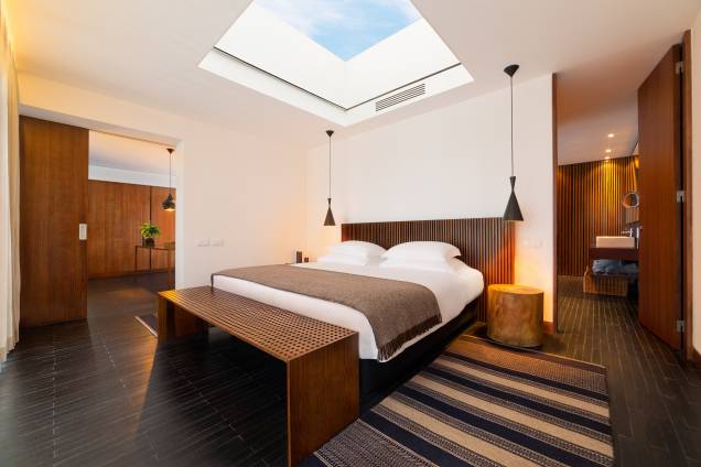 <strong>Design no parreiral</strong>Para curtir o Alentejo com conforto e estilo em meio à natureza, este pacote de quatro noites seleciona o <a href="https://www.l-andvineyards.com/pt/home/" rel="resort-butique L’and Vineyards" target="_blank">resort-butique L’and Vineyards</a> (foto), projeto contemporâneo com interior minimalista do arquiteto paulistano Marcio Kogan. A 15 minutos de Évora e cercado por videiras, o Land tem mordomias como um spa Caudalie com produtos à base de uva e vinho e um sistema de teto retrátil nos quartos que escancara o céu estrelado da região.<strong>Quando:</strong> até 31 de outubro<strong>Quem leva:</strong> <a href="https://teresaperez.com.br/" rel="Teresa Perez" target="_blank">Teresa Perez</a><strong>Quanto:</strong> € 1 192 <strong>Design no parreiral</strong>Para curtir o Alentejo com conforto e estilo em meio à natureza, este pacote de quatro noites seleciona o <a href="https://www.l-andvineyards.com/pt/home/" rel="resort-butique L’and Vineyards" target="_blank">resort-butique L’and Vineyards</a> (foto), projeto contemporâneo com interior minimalista do arquiteto paulistano Marcio Kogan. A 15 minutos de Évora e cercado por videiras, o Land tem mordomias como um spa Caudalie com produtos à base de uva e vinho e um sistema de teto retrátil nos quartos que escancara o céu estrelado da região.<strong>Quando:</strong> até 31 de outubro<strong>Quem leva:</strong> <a href="https://teresaperez.com.br/" rel="Teresa Perez" target="_blank">Teresa Perez</a><strong>Quanto:</strong> € 1 192