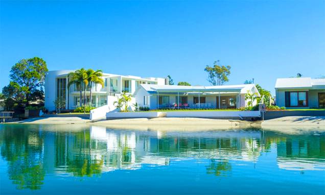 <strong>Queensland, <a href="https://viajeaqui.abril.com.br/paises/australia" rel="Austrália" target="_self">Austrália</a></strong> Localizada em uma das belas regiões desse país privilegiado, repleto de belas praias e cenários inesquecíveis, a casa é extremamente moderna, com uma piscina espaçosa com o entorno propenso a festas que estendem pela madrugada. <strong><a href="https://www.airbnb.com.br/rooms/6706506?s=hg0W" rel="Alugue aqui" target="_self">Alugue aqui</a></strong> <em><a href="https://www.booking.com/city/au/noosa-heads.pt-br.html?aid=332455&label=viagemabril-lugares-incr%C3%ADveis-para-casar" rel="Veja preços de hotéis próximos a Queensland no Booking.com" target="_blank">Veja preços de hotéis próximos a Queensland no Booking.com</a></em> <strong>Queensland, <a href="https://viajeaqui.abril.com.br/paises/australia" rel="Austrália" target="_self">Austrália</a></strong> Localizada em uma das belas regiões desse país privilegiado, repleto de belas praias e cenários inesquecíveis, a casa é extremamente moderna, com uma piscina espaçosa com o entorno propenso a festas que estendem pela madrugada. <strong><a href="https://www.airbnb.com.br/rooms/6706506?s=hg0W" rel="Alugue aqui" target="_self">Alugue aqui</a></strong> <em><a href="https://www.booking.com/city/au/noosa-heads.pt-br.html?aid=332455&label=viagemabril-lugares-incr%C3%ADveis-para-casar" rel="Veja preços de hotéis próximos a Queensland no Booking.com" target="_blank">Veja preços de hotéis próximos a Queensland no Booking.com</a></em>