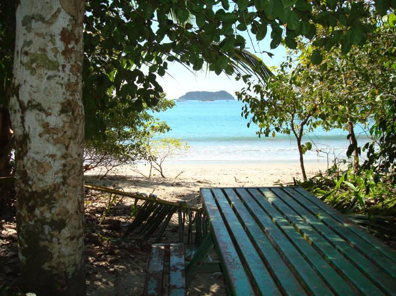 Apenas 600 pessoas podem entrar no <strong>Parque Nacional Manuel Antonio</strong> diariamente. E ele também fecha às segundas feiras! Tantas regras valem a pena: a natureza está bem preservada e os turistas ajudam a tomar conta do Parque.Localizado na<strong> costa do Pacífico</strong>, o parque tem diversas praias de água cristalina e foi considerado um dos 12 parques mais belos do mundo pela revista Forbes em 2011. Hospede-se em Quepos, a apenas 7km do parque.