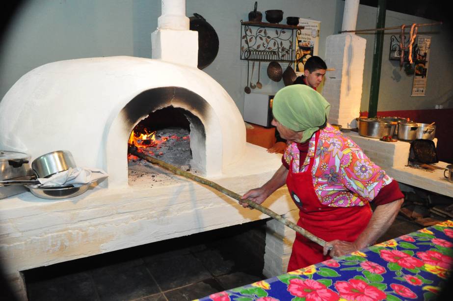 Os biscoitos de polvilho da Dona Benedita faz sucesso na cidade. A receita, passada entre gerações, é assada na fornalha e vendida a R$ 2,50 cada no Festival de Gastronomia e Cultura da Roça, em Gonçalves, Minas Gerais