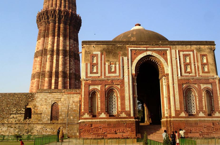 O port&atilde;o milenar do Qutb Minar, uma rel&iacute;quia
