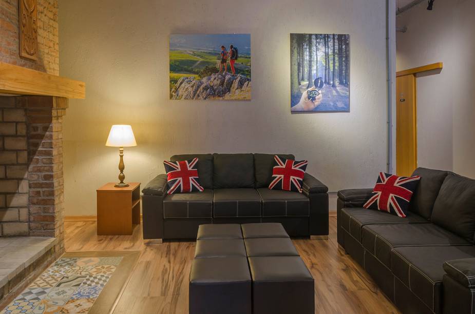 <strong><a href="https://viajeaqui.abril.com.br/estabelecimentos/br-rs-gramado-hospedagem-hostel-britanico" rel="Hostel Britânico" target="_blank">Hostel Britânico</a>, em <a href="https://viajeaqui.abril.com.br/cidades/br-rs-gramado" rel="Gramado" target="_blank">Gramado</a> (<a href="https://viajeaqui.abril.com.br/estados/br-rio-grande-do-sul" rel="RS" target="_blank">RS</a>)</strong> Segue a tendência dos albergues contemporâneos – mais confortáveis e com estilo próprio. Nos seis quartos coletivos, há camas no formato pod bed (cabine), que podem até lembrar os tradicionais beliches, mas dispõem de mais privacidade e conforto. Os lockers são grandes e possuem chaves próprias. <a href="https://www.booking.com/hotel/br/hostel-britanico.pt-br.html?aid=332455&label=viagemabril-hostelsdescolados" rel="BOOKING.COM: veja os preços e faça sua reserva no Hostel Britânico" target="_blank">BOOKING.COM: veja os preços e faça sua reserva no Hostel Britânico</a> <strong><a href="https://viajeaqui.abril.com.br/estabelecimentos/br-rs-gramado-hospedagem-hostel-britanico" rel="Hostel Britânico" target="_blank">Hostel Britânico</a>, em <a href="https://viajeaqui.abril.com.br/cidades/br-rs-gramado" rel="Gramado" target="_blank">Gramado</a> (<a href="https://viajeaqui.abril.com.br/estados/br-rio-grande-do-sul" rel="RS" target="_blank">RS</a>)</strong> Segue a tendência dos albergues contemporâneos – mais confortáveis e com estilo próprio. Nos seis quartos coletivos, há camas no formato pod bed (cabine), que podem até lembrar os tradicionais beliches, mas dispõem de mais privacidade e conforto. Os lockers são grandes e possuem chaves próprias. <a href="https://www.booking.com/hotel/br/hostel-britanico.pt-br.html?aid=332455&label=viagemabril-hostelsdescolados" rel="BOOKING.COM: veja os preços e faça sua reserva no Hostel Britânico" target="_blank">BOOKING.COM: veja os preços e faça sua reserva no Hostel Britânico</a>