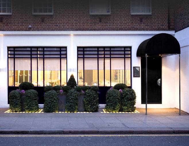 Mais ao sul, no Chelsea, o chef-celebridade <strong>Gordon Ramsay</strong> <em>(</em>foto; <em>68 Royal Hospital Road, <a href="https://gordonramsay.com" rel="gordonramsay.com" target="_blank">gordonramsay.com</a>)</em> tem um restaurante que leva seu nome e h&aacute; dez anos ostenta tr&ecirc;s estrelas no Michelin. Mais descontra&iacute;do &eacute; o gastropub<strong> Cadogan Arms </strong><em>(298 King&rsquo;s Road, <a href="https://thecadoganarmschelsea.com" rel="thecadoganarmschelsea.com" target="_blank">thecadoganarmschelsea.com</a>)</em>