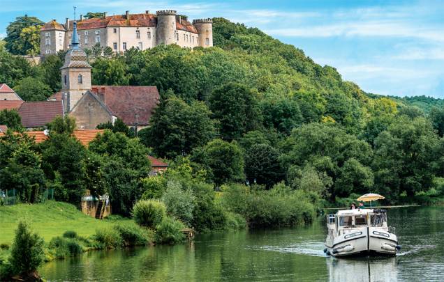 O vilarejo de Ray-sur-Saône, no nordeste da França, rota das pénichettes O vilarejo de Ray-sur-Saône, no nordeste da França, rota das pénichettes