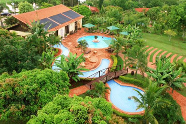 <strong>Recanto Alvorada Eco Resort, Brotas (SP)</strong><br /> <br /> O <a href="https://viajeaqui.abril.com.br/estabelecimentos/br-sp-brotas-hospedagem-recanto-alvorada-eco-resort" rel="Recanto Alvorada Eco Resort">Recanto Alvorada Eco Resort</a>, em <a href="https://viajeaqui.abril.com.br/cidades/br-sp-brotas" rel="Brotas">Brotas</a>, interior paulista, planeja um Natal especial para quem tem o espírito aventureiro. Localizado em uma das principais cidades com atividades de ecoturismo do estado, o resort terá aula de arco e flecha, oficina de capoeira e de percussão, caça ao tesouro, brincadeiras noturnas, cavalgadas e pescaria para as crianças. Os adultos poderão desfrutar da ceia e também de um show musical na noite de Natal. O pacote de quatro noites custa R$ 3.244,50, o casal, com pensão completa - as datas devem ser escolhidas no período entre os dias 20 e 29 de dezembro <strong>Recanto Alvorada Eco Resort, Brotas (SP)</strong><br /> <br /> O <a href="https://viajeaqui.abril.com.br/estabelecimentos/br-sp-brotas-hospedagem-recanto-alvorada-eco-resort" rel="Recanto Alvorada Eco Resort">Recanto Alvorada Eco Resort</a>, em <a href="https://viajeaqui.abril.com.br/cidades/br-sp-brotas" rel="Brotas">Brotas</a>, interior paulista, planeja um Natal especial para quem tem o espírito aventureiro. Localizado em uma das principais cidades com atividades de ecoturismo do estado, o resort terá aula de arco e flecha, oficina de capoeira e de percussão, caça ao tesouro, brincadeiras noturnas, cavalgadas e pescaria para as crianças. Os adultos poderão desfrutar da ceia e também de um show musical na noite de Natal. O pacote de quatro noites custa R$ 3.244,50, o casal, com pensão completa - as datas devem ser escolhidas no período entre os dias 20 e 29 de dezembro
