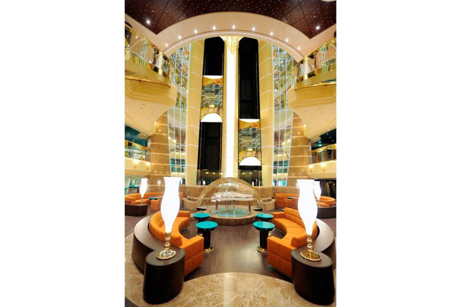 Decoração em estilo italiano está presente no átrio da embarcação Decoração em estilo italiano está presente no átrio da embarcação