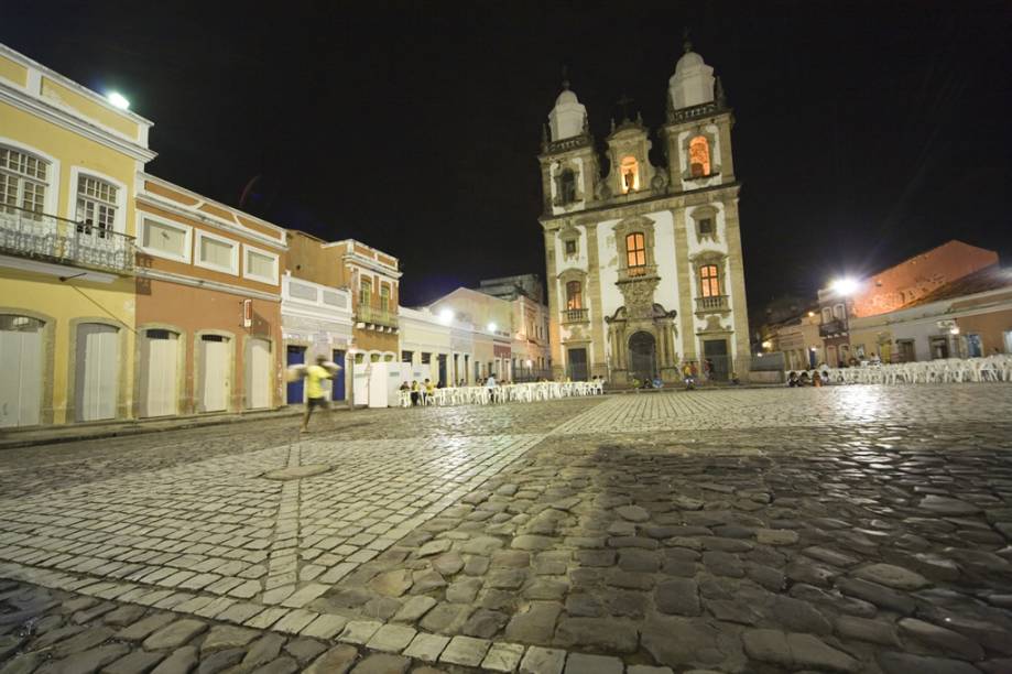 <a href="https://viajeaqui.abril.com.br/estabelecimentos/br-pe-recife-atracao-catedral-de-sao-pedro-dos-clerigos" rel="Catedral de S&atilde;o Pedro dos Cl&eacute;rigos:"><strong>Catedral de S&atilde;o Pedro dos Cl&eacute;rigos:</strong></a> em estilo barroco e rococ&oacute;, n&atilde;o economiza no jacarand&aacute; das portas e na talha dourada dos p&uacute;lpitos. Fica no P&aacute;tio de S&atilde;o Pedro (Santo Ant&ocirc;nio), de segunda a sexta-feira, das 08h &agrave;s 12h e das 14h &agrave;s 17h