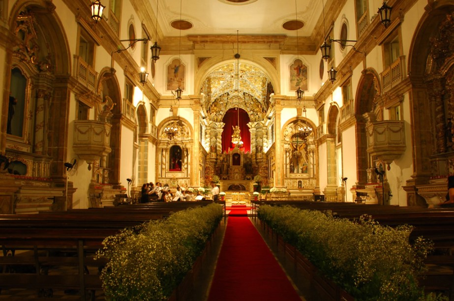 Ainda no centro histórico, a Igreja Madre de Deus é uma das representantes do barroco na cidade, com imagens de anjos e colunas douradas retorcidas