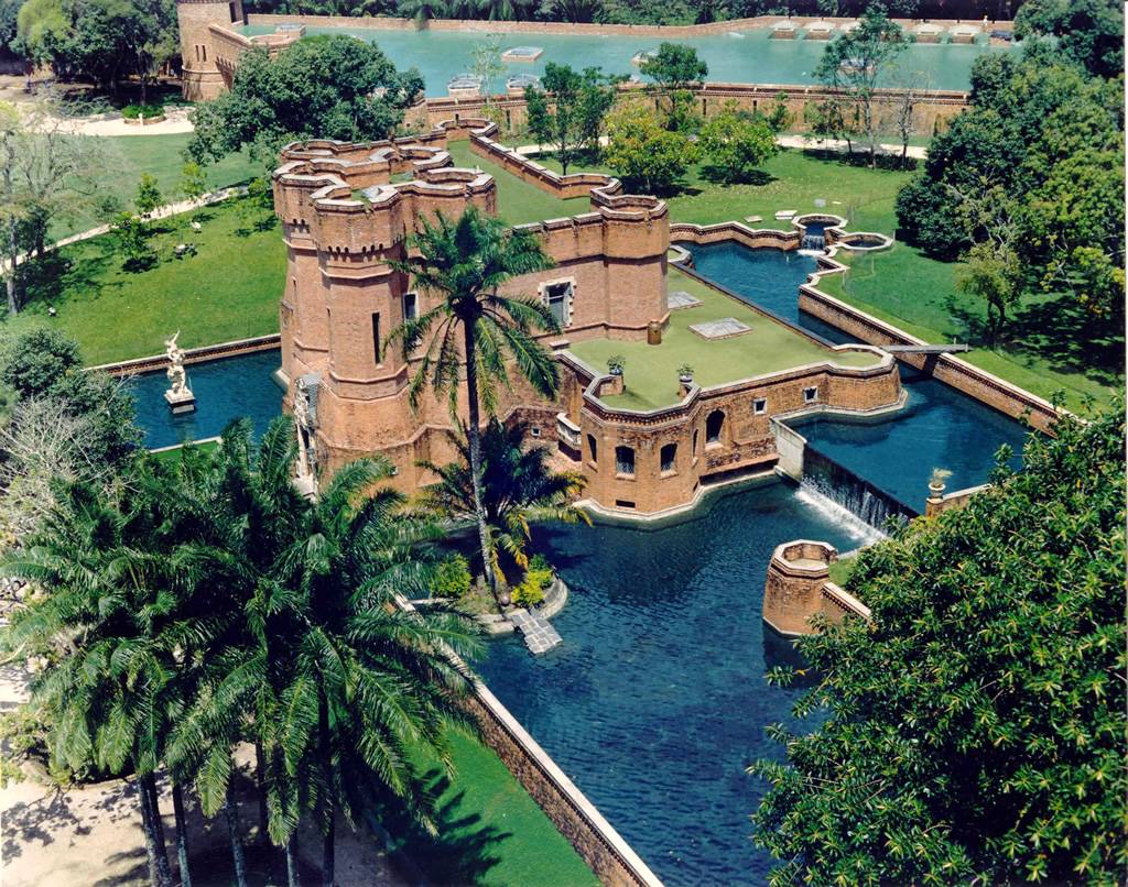 Quem gosta de arte, pode conhecer o Instituto Ricardo Brennand, sediado em um complexo arquitet&ocirc;nico em estilo medieval, composto por museu, pinacoteca e biblioteca