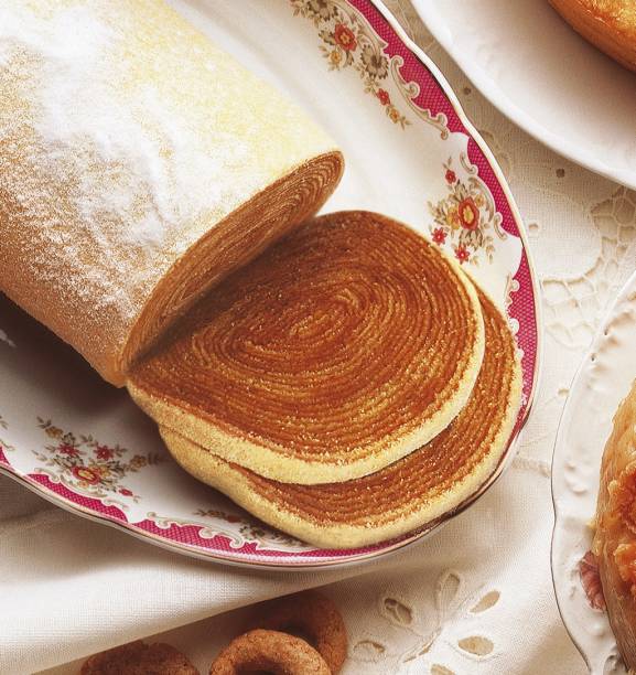 <strong>Bolo de Rolo</strong><br /><br />Sobremesa t&iacute;pica de Pernambuco, o bolo de rolo &eacute; uma esp&eacute;cie de rocambole (mas jamais diga isso a um pernambucano, ele vai te odiar para o resto da vida), feito com massa fin&iacute;ssima de p&atilde;o-de-l&oacute;, entremeada por goiabada. O docinho j&aacute; chegou a outras regi&otilde;es do Brasil e ganhou vers&otilde;es de chocolate e doce de leite. Mas para provar um exemplar tradicional, v&aacute; &agrave; <a href="https://viajeaqui.abril.com.br/estabelecimentos/br-pe-recife-restaurante-casa-dos-frios" rel="Casa dos Frios"><strong>Casa dos Frios</strong></a>, no <a href="https://viajeaqui.abril.com.br/cidades/br-pe-recife" rel="Recife">Recife</a> (PE). A fatia sai por R$ 5,90.