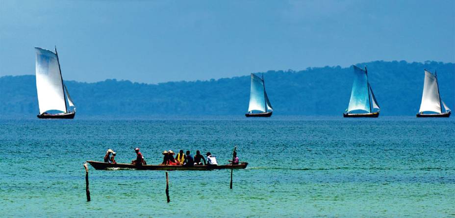 Regata de saveiros tradicionais em Itaparica Regata de saveiros tradicionais em Itaparica
