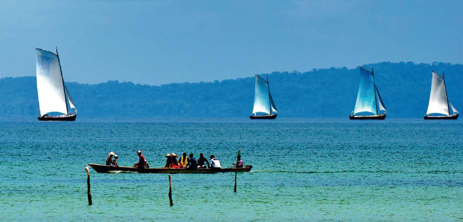 Regata de saveiros tradicionais em Itaparica