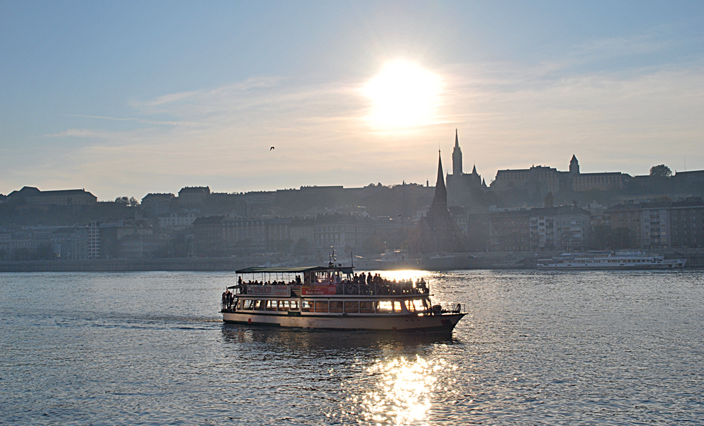 P&ocirc;r do sol no Rio Dan&uacute;bio, <a href="https://viajeaqui.abril.com.br/cidades/hungria-budapeste" rel="Budapeste" target="_self">Budapeste</a>, <a href="https://viajeaqui.abril.com.br/paises/hungria" rel="Hungria" target="_self">Hungria</a>