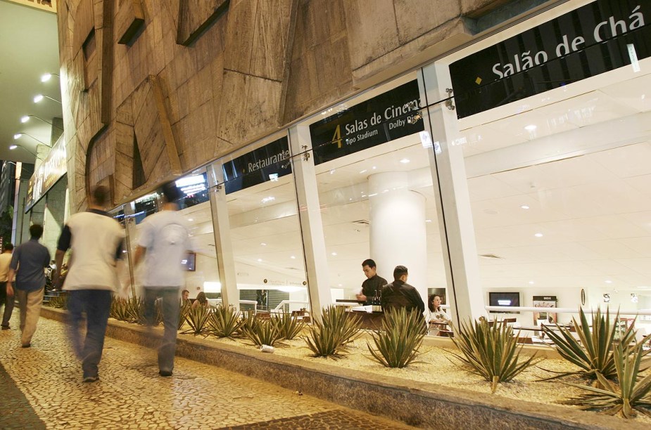 O Reserva Cultural tem salas de cinema com filmes alternativos e um café que fica num nível abaixo da calçada da Avenida Paulista