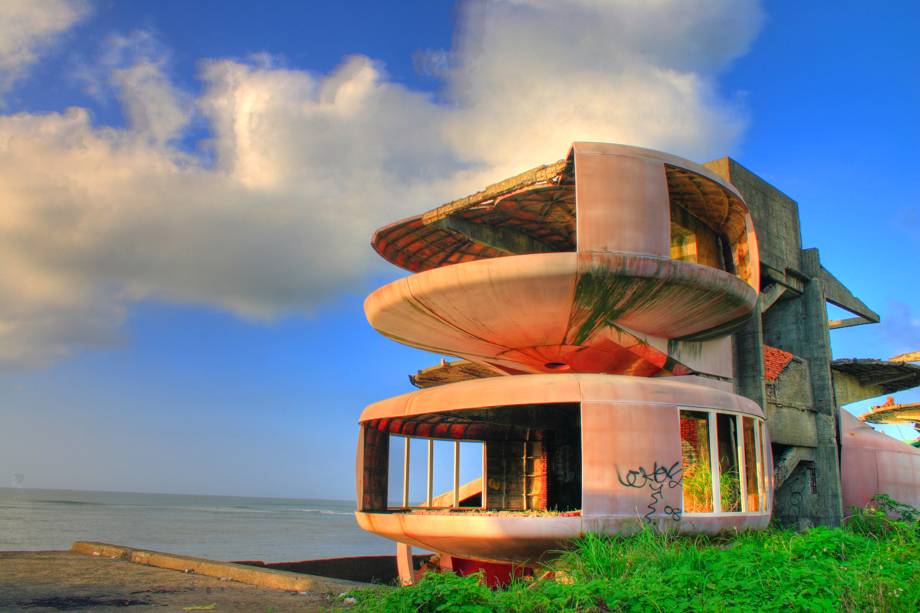 <strong>Resort de Sanzhi, Taiwan</strong>Localizado em meio a florestas e morros, esse resort futurista de Taiwan foi erguido na década de 1960 com o objetivo de ser um refúgio de paz para turistas em meio à natureza. O problema foi que, durante sua contrução, vários acidentes ocorreram em suas obras, resultando até em algumas mortes de trabalhadores. A notícia se espalhou pela região e espantou possíveis hóspedes, o que culminou no abandono do projeto. A fama de mal assombrado ainda perdura no local, já que algumas lendas urbanas e tradições asiáticas impedem que construções ocupadas por espíritos sejam demolidas. O objetivo: os locais e as almas devem ser inteiramente respeitados