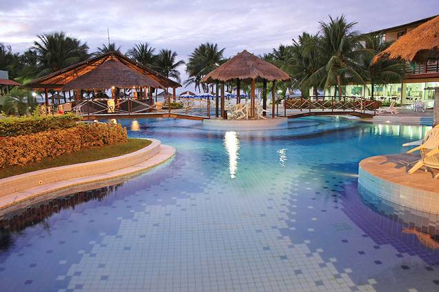 <strong><a href="https://viajeaqui.abril.com.br/cidades/br-al-maragogi" rel="Maragogi" target="_blank">Maragogi</a>, <a href="https://viajeaqui.abril.com.br/estados/br-alagoas" rel="Alagoas" target="_blank">Alagoas</a> — QUATRO NOITES COM MEIA-PENSÃO</strong> São 4 noites, com meia-pensão, no <a href="https://hotelpraiadourada.com.br/" rel="Praia Dourada" target="_blank">Praia Dourada</a> (foto), pé na areia da <a href="https://viajeaqui.abril.com.br/estabelecimentos/br-al-maragogi-atracao-praia-burgalhau" rel="Praia do Burgalhau" target="_blank">Praia do Burgalhau</a>. <strong>Quando:</strong> em dezembro <strong>Quem leva:</strong> <a href="https://www.hotelurbano.com/" rel="HOTEL URBANO" target="_blank">HOTEL URBANO</a> - (21) 2108-8845 <strong>Quanto:</strong> R$ 1609 <strong><a href="https://viajeaqui.abril.com.br/cidades/br-al-maragogi" rel="Maragogi" target="_blank">Maragogi</a>, <a href="https://viajeaqui.abril.com.br/estados/br-alagoas" rel="Alagoas" target="_blank">Alagoas</a> — QUATRO NOITES COM MEIA-PENSÃO</strong> São 4 noites, com meia-pensão, no <a href="https://hotelpraiadourada.com.br/" rel="Praia Dourada" target="_blank">Praia Dourada</a> (foto), pé na areia da <a href="https://viajeaqui.abril.com.br/estabelecimentos/br-al-maragogi-atracao-praia-burgalhau" rel="Praia do Burgalhau" target="_blank">Praia do Burgalhau</a>. <strong>Quando:</strong> em dezembro <strong>Quem leva:</strong> <a href="https://www.hotelurbano.com/" rel="HOTEL URBANO" target="_blank">HOTEL URBANO</a> - (21) 2108-8845 <strong>Quanto:</strong> R$ 1609