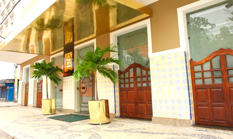 <strong>6. <a href="https://viajeaqui.abril.com.br/estabelecimentos/br-pe-recife-restaurante-leite" rel="RESTAURANTE LEITE" target="_blank">RESTAURANTE LEITE</a></strong> (400 metros) De 1882, ostenta o título de restaurante mais antigo do Brasil. Não é uma opção barata, mas vale provar o famoso bacalhau.<em> Praça Joaquim Nabuco, 147, Santo Antônio</em> <strong>6. <a href="https://viajeaqui.abril.com.br/estabelecimentos/br-pe-recife-restaurante-leite" rel="RESTAURANTE LEITE" target="_blank">RESTAURANTE LEITE</a></strong> (400 metros) De 1882, ostenta o título de restaurante mais antigo do Brasil. Não é uma opção barata, mas vale provar o famoso bacalhau.<em> Praça Joaquim Nabuco, 147, Santo Antônio</em>