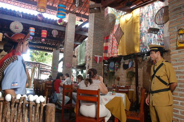 O restaurante Parraxaxá, em Recife, é decorado com elementos da cultura nordestina e tem garçons vestidos de cangaceiros O restaurante Parraxaxá, em Recife, é decorado com elementos da cultura nordestina e tem garçons vestidos de cangaceiros
