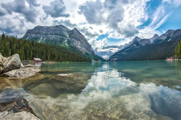 <strong>8. <a href="https://viajeaqui.abril.com.br/paises/canada" rel="Canadá" target="_blank">Canadá</a></strong> Mesmo aparentemente dividido, o Canadá tem um povo tranquilo, cidades pequenas e muita natureza. Impossível não sentir o sopro da paz em suas paisagens naturais, como esta à beira do Lake Louise <a href="https://viajeaqui.abril.com.br/materias/trilhas-que-levam-pelas-montanhas-e-lagos-do-parque-nacional-de-banff" rel="+ Como fazer as trilhas do Parque Nacional de Banff, no Canadá" target="_blank">+ Como fazer as trilhas do Parque Nacional de Banff, no Canadá</a> <strong>8. <a href="https://viajeaqui.abril.com.br/paises/canada" rel="Canadá" target="_blank">Canadá</a></strong> Mesmo aparentemente dividido, o Canadá tem um povo tranquilo, cidades pequenas e muita natureza. Impossível não sentir o sopro da paz em suas paisagens naturais, como esta à beira do Lake Louise <a href="https://viajeaqui.abril.com.br/materias/trilhas-que-levam-pelas-montanhas-e-lagos-do-parque-nacional-de-banff" rel="+ Como fazer as trilhas do Parque Nacional de Banff, no Canadá" target="_blank">+ Como fazer as trilhas do Parque Nacional de Banff, no Canadá</a>