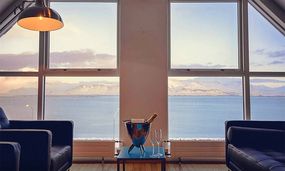 <strong><a href="https://viajeaqui.abril.com.br/cidades/islandia-reykjavik" rel="Reykjavik" target="_self">Reykjavik</a>, <a href="https://viajeaqui.abril.com.br/paises/islandia" rel="Islândia" target="_self">Islândia</a></strong> Entre os países menos habitados da Europa, a Islândia possui uma das paisagens mais encantadoras da região nórdica. Localizada próxima à igreja de Hallgrimskirkja, a mansão possui um cenário luxuoso e extremamente romântico. A visão das montanhas é um espetáculo à parte. <strong><a href="https://www.airbnb.com.br/rooms/4807223?s=RZ30" rel="Alugue aqui" target="_self">Alugue aqui</a></strong> <em><a href="https://www.booking.com/city/is/reykjavik.pt-br.html?aid=332455&label=viagemabril-lugares-incr%C3%ADveis-para-casar" rel="Veja preços de hotéis em Reykjavik no Booking.com" target="_blank">Veja preços de hotéis em Reykjavik no Booking.com</a></em> <strong><a href="https://viajeaqui.abril.com.br/cidades/islandia-reykjavik" rel="Reykjavik" target="_self">Reykjavik</a>, <a href="https://viajeaqui.abril.com.br/paises/islandia" rel="Islândia" target="_self">Islândia</a></strong> Entre os países menos habitados da Europa, a Islândia possui uma das paisagens mais encantadoras da região nórdica. Localizada próxima à igreja de Hallgrimskirkja, a mansão possui um cenário luxuoso e extremamente romântico. A visão das montanhas é um espetáculo à parte. <strong><a href="https://www.airbnb.com.br/rooms/4807223?s=RZ30" rel="Alugue aqui" target="_self">Alugue aqui</a></strong> <em><a href="https://www.booking.com/city/is/reykjavik.pt-br.html?aid=332455&label=viagemabril-lugares-incr%C3%ADveis-para-casar" rel="Veja preços de hotéis em Reykjavik no Booking.com" target="_blank">Veja preços de hotéis em Reykjavik no Booking.com</a></em>