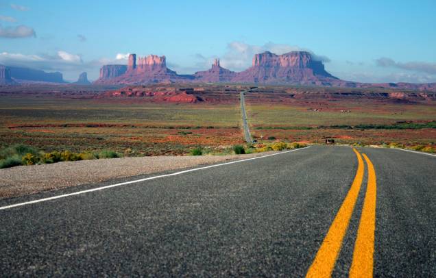 <strong>14. Route 163, Estados Unidos </strong>Em seus pouco mais de cem quilômetros, a US Highway 163, na divisa dos estados de Utah e Arizona, corta as formações rochosas do Monument Valley <strong>14. Route 163, Estados Unidos </strong>Em seus pouco mais de cem quilômetros, a US Highway 163, na divisa dos estados de Utah e Arizona, corta as formações rochosas do Monument Valley