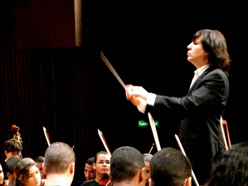 Maestro e pianista Ricardo Castro, que comanda a Orquestra Juvenil da Bahia, durante o festival Música em Trancois