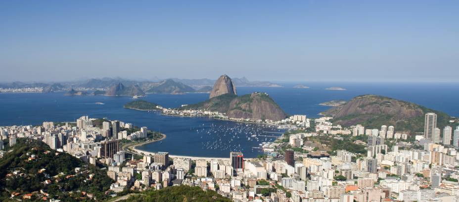 <strong><a href="https://viajeaqui.abril.com.br/cidades/br-rj-rio-de-janeiro" rel="Rio de Janeiro" target="_self">Rio de Janeiro</a>, <a href="https://viajeaqui.abril.com.br/estados/br-rio-de-janeiro" rel="RJ" target="_self">RJ</a> (<em>A Hora da Estrela</em>, de Clarice Lispector)</strong>        O sucesso estrondoso de Clarice ecoa até os dias de hoje. Suas obras são aclamadas pelo público e pela crítica, sobretudo com as publicações de <em>Laços de Família</em> e <em>Perto do Coração Selvagem</em>. Mas é em A <em>Hora da Estrela</em> que o esplendor do Rio fica evidente, visto que sua personagem central, a alagoana Macabéa, abandona o nordeste em busca da sorte na cidade grande        <em><a href="https://www.booking.com/city/br/rio-de-janeiro.pt-br.html?aid=332455&label=viagemabril-destinos-da-literatura-brasileira" rel="Veja preços de hotéis no Rio de Janeiro no Booking.com" target="_blank">Veja preços de hotéis no Rio de Janeiro no Booking.com</a></em>