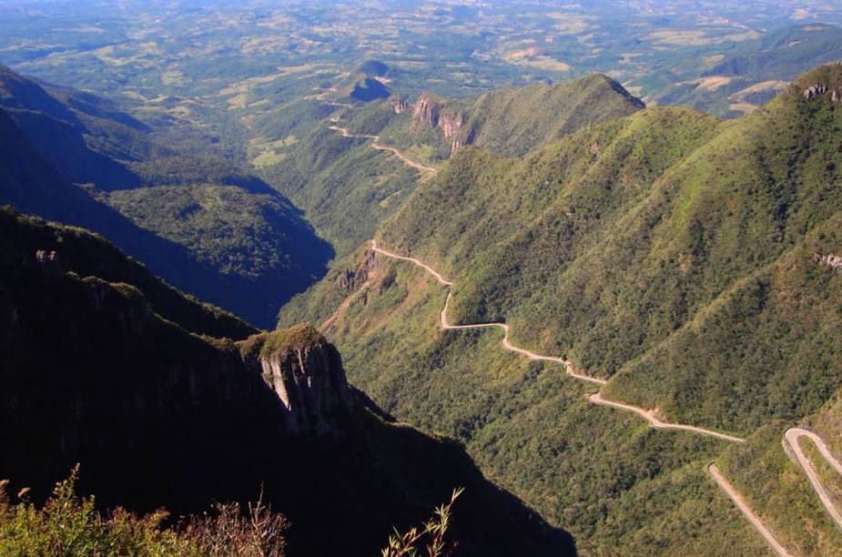 Vista assim do alto, parece um autorama radical pendurado nas montanhas. E at&eacute; que &eacute;. A estrada da serra do Rio do Rastro, em Santa Catarina, tem mais de 250 curvas espetacularmente fechadas, em 8 quil&ocirc;metros de um caminho estreito pra danar. As subidas enfezadas fervem os carros mais fracotes, mas recompensam quem chega l&aacute; no fm do caminho, a 1 400 metros de altitude, em Bom Jardim da Serra. Quando a neblina n&atilde;o aparece antes, ver o esplendor daquela montanha toda provoca at&eacute; uns surtos ufanistas.