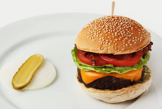 <a href="https://viajeaqui.abril.com.br/estabelecimentos/br-sp-sao-paulo-restaurante-ritz" rel="Ritz" target="_blank"><strong>Ritz</strong></a><br /> Os hambúrgueres feitos de fraldinha são caseiros, altos, grelhados ao ponto e sempre chegam com gostinho de churrasco. <em>Alameda Franca, 1088, 3088-6808, <a href="https://www.restauranteritz.com.br" rel="www.restauranteritz.com.br" target="_blank">www.restauranteritz.com.br</a> (filiais no Itaim e no Shopping Iguatemi)</em> <a href="https://viajeaqui.abril.com.br/estabelecimentos/br-sp-sao-paulo-restaurante-ritz" rel="Ritz" target="_blank"><strong>Ritz</strong></a><br /> Os hambúrgueres feitos de fraldinha são caseiros, altos, grelhados ao ponto e sempre chegam com gostinho de churrasco. <em>Alameda Franca, 1088, 3088-6808, <a href="https://www.restauranteritz.com.br" rel="www.restauranteritz.com.br" target="_blank">www.restauranteritz.com.br</a> (filiais no Itaim e no Shopping Iguatemi)</em>