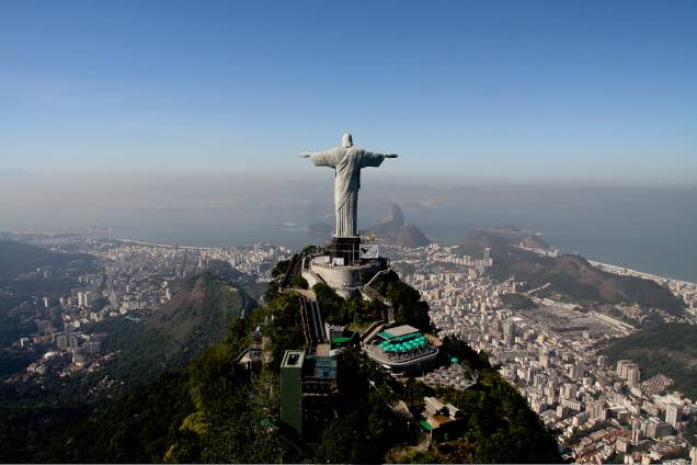 Cristo Redentor, no mirante do Morro do Corcovado, abençoando o Rio de Janeiro (RJ). Uma visão inesquecível da Cidade Maravilhosa. Cristo Redentor, no mirante do Morro do Corcovado, abençoando o Rio de Janeiro (RJ). Uma visão inesquecível da Cidade Maravilhosa.