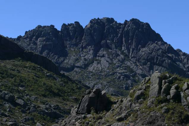 O Parque Nacional do Itatiaia é o primeiro parque nacional brasileiro. Há duas portarias: a de Itatiaia (RJ), que dá acesso aos passeios da parte baixa, e a de Engenheiro Passos (RJ), onde estão as trilhas mais fechadas e o Pico das Agulhas Negras (foto) O Parque Nacional do Itatiaia é o primeiro parque nacional brasileiro. Há duas portarias: a de Itatiaia (RJ), que dá acesso aos passeios da parte baixa, e a de Engenheiro Passos (RJ), onde estão as trilhas mais fechadas e o Pico das Agulhas Negras (foto)