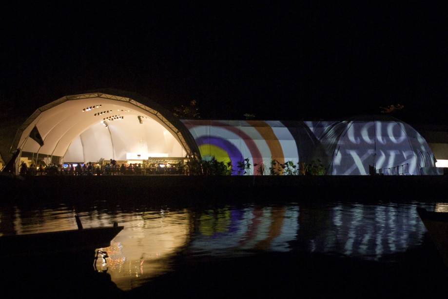 Escritores, cineastas e historiadores de todo mundo debatem literatura por cinco dias no Festival Literário Internacional de Paraty (FLIP).