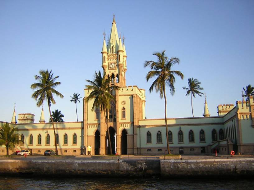 <strong>Ilha Fiscal</strong><br />Por muito tempo conhecido como a Ilha dos Ratos, a <a href="https://viajeaqui.abril.com.br/estabelecimentos/br-rj-rio-de-janeiro-atracao-ilha-fiscal" rel="Ilha Fiscal" target="_self">Ilha Fiscal</a> ficou famosa por ser cenário do “Último Baile do Império”, que aconteceu poucos dias antes da Proclamação da República. Não só este, mas outros importantes fatos históricos se passaram ali. A ilha foi transferida para a Marinha em 1914 e, desde então, faz parte do Complexo Cultural do Serviço de Documentação da Marinha. O castelo é aberto à visitação e conta com três exposições permanentes, uma delas com a história do local e sua importância no século XIX <strong>Ilha Fiscal</strong><br />Por muito tempo conhecido como a Ilha dos Ratos, a <a href="https://viajeaqui.abril.com.br/estabelecimentos/br-rj-rio-de-janeiro-atracao-ilha-fiscal" rel="Ilha Fiscal" target="_self">Ilha Fiscal</a> ficou famosa por ser cenário do “Último Baile do Império”, que aconteceu poucos dias antes da Proclamação da República. Não só este, mas outros importantes fatos históricos se passaram ali. A ilha foi transferida para a Marinha em 1914 e, desde então, faz parte do Complexo Cultural do Serviço de Documentação da Marinha. O castelo é aberto à visitação e conta com três exposições permanentes, uma delas com a história do local e sua importância no século XIX