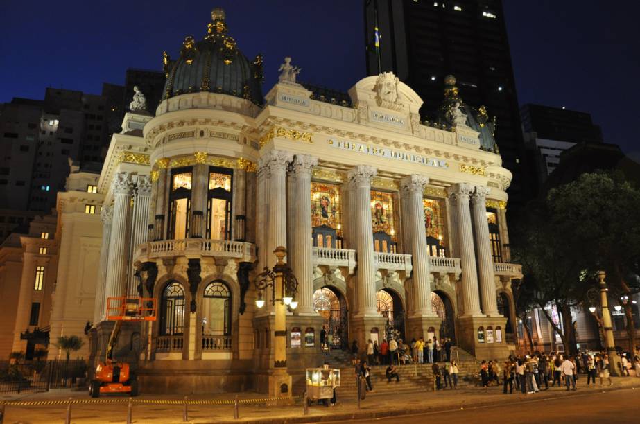 <strong>13. <a href="https://viajeaqui.abril.com.br/estabelecimentos/br-rj-rio-de-janeiro-atracao-theatro-municipal" rel="THEATRO MUNICIPAL" target="_self">THEATRO MUNICIPAL</a></strong> (85 metros)            Inspirado na Ópera de Paris, reabriu para espetáculos em 2010, após uma reforma na qual recebeu 8 mil folhas de ouro.            <em>Endereço: Praça Floriano, s/nº. R$ 10 (visita guiada)</em>