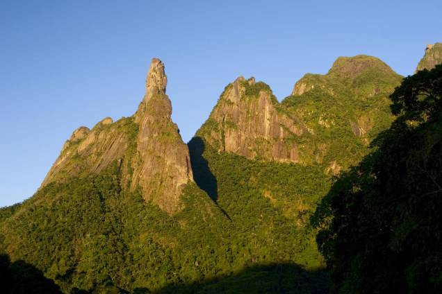 Entre trilhas e piscinas naturais o Parque Nacional da Serra dos Órgãos, em Teresópolis (RJ),abriga o Pico Dedo de Deus, ícone da região Entre trilhas e piscinas naturais o Parque Nacional da Serra dos Órgãos, em Teresópolis (RJ),abriga o Pico Dedo de Deus, ícone da região