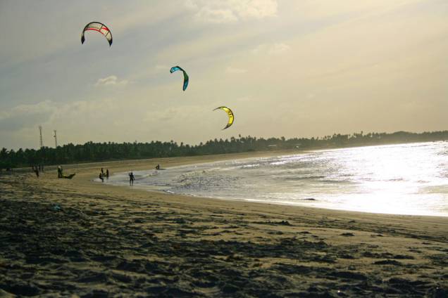 <strong><a href="https://viajeaqui.abril.com.br/cidades/br-rn-sao-miguel-do-gostoso" rel="SÃO MIGUEL DO GOSTOSO (RN)" target="_self">SÃO MIGUEL DO GOSTOSO (RN)</a></strong>Após uma noite em <a href="https://viajeaqui.abril.com.br/cidades/br-rn-natal" rel="Natal" target="_self">Natal</a>, no <a href="https://bit.ly/di_vi" rel="DiviDivi" target="_blank">DiviDivi</a>, a viagem segue para três noites em São Miguel do Gostoso, destino top para kite e windsurfe, na <a href="https://bit.ly/psd_al" rel="Pousada Só Alegria" target="_blank">Pousada Só Alegria</a>, e termina com outras três no bucólico vilarejo de Galinhos, na <a href="https://bit.ly/px_ gl" rel="Peixe Galo" target="_blank">Peixe Galo</a>. Inclui passeio de barco à Salina de Galinhos e às Dunas do Capim.<strong>QUANDO:</strong> Em 21 de outubro<strong>QUEM LEVA:</strong> a <a href="https://bit.ly/a_bl" rel="Ambiental" target="_blank">Ambiental</a><strong>QUANTO:</strong> R$ 3 744 (sem aéreo) <strong><a href="https://viajeaqui.abril.com.br/cidades/br-rn-sao-miguel-do-gostoso" rel="SÃO MIGUEL DO GOSTOSO (RN)" target="_self">SÃO MIGUEL DO GOSTOSO (RN)</a></strong>Após uma noite em <a href="https://viajeaqui.abril.com.br/cidades/br-rn-natal" rel="Natal" target="_self">Natal</a>, no <a href="https://bit.ly/di_vi" rel="DiviDivi" target="_blank">DiviDivi</a>, a viagem segue para três noites em São Miguel do Gostoso, destino top para kite e windsurfe, na <a href="https://bit.ly/psd_al" rel="Pousada Só Alegria" target="_blank">Pousada Só Alegria</a>, e termina com outras três no bucólico vilarejo de Galinhos, na <a href="https://bit.ly/px_ gl" rel="Peixe Galo" target="_blank">Peixe Galo</a>. Inclui passeio de barco à Salina de Galinhos e às Dunas do Capim.<strong>QUANDO:</strong> Em 21 de outubro<strong>QUEM LEVA:</strong> a <a href="https://bit.ly/a_bl" rel="Ambiental" target="_blank">Ambiental</a><strong>QUANTO:</strong> R$ 3 744 (sem aéreo)