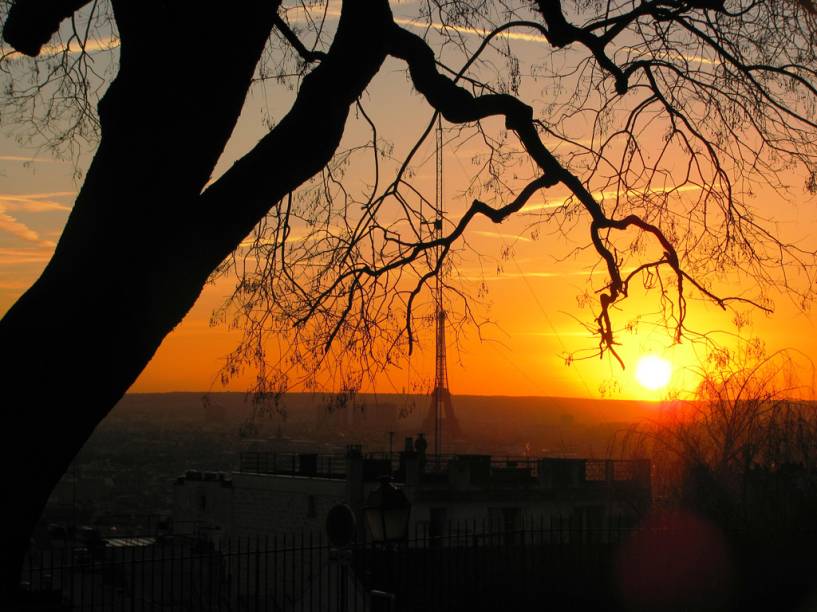 Pôr do sol em <a href="https://viajeaqui.abril.com.br/cidades/franca-paris" rel="Paris" target="_blank">Paris</a> e a <a href="https://viajeaqui.abril.com.br/estabelecimentos/franca-paris-atracao-torre-eiffel" rel="Torre Eiffel" target="_blank">Torre Eiffel</a> ao fundo