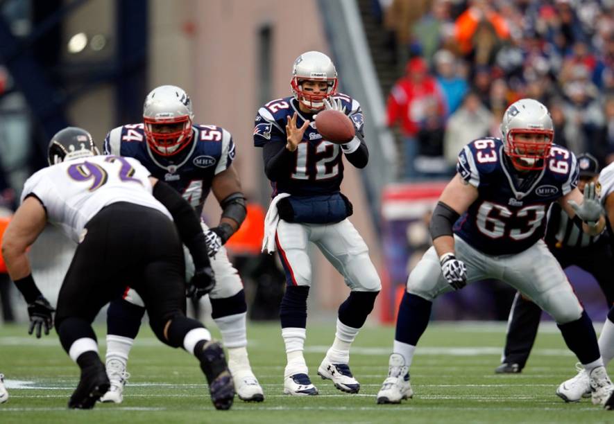 <strong>1. Super Bowl XLVI</strong><br /> Este, sem dúvida, é o acontecimento do ano nos <a href="https://viajeaqui.abril.com.br/paises/estados-unidos" rel="Estados Unidos" target="_blank"><strong>Estados Unidos</strong></a>.<br /> Nenhum evento esportivo de um dia é mais rentável ou assistido que a final da liga de futebol americano dos EUA, o <strong>Super Bowl da NFL</strong>. Nos intervalos do jogo acontecem shows de astros internacionais como <strong>U2</strong>, <strong>The Who</strong>, <strong>Rolling Stones </strong>e <strong>Paul McCartney</strong>. Ninguém troca de canal na hora dos comerciais, pois eles estão entre os melhores (e mais caros) do mercado de propaganda. Anúncios do McDonald’s, com Larry Bird e Michael Jordan, e da <strong>Apple</strong>, dirigido por <strong>Ridley Scott</strong>, entraram para a história do marketing. A conta de míseros 30 segundos de veiculação é de cerca de US$ 3,5 milhões (fora o custo da produção).<br /> O Super Bowl XLVI terá como protagonistas as equipes <strong>New York Giants </strong>e <strong>New England Patriots</strong>. O embate deste ano tem forte carga emocional não só por conta da tradicional rivalidade entre as cidades de <a href="https://viajeaqui.abril.com.br/cidades/estados-unidos-nova-york" rel="Nova York " target="_blank"><strong>Nova York </strong></a>e <a href="https://viajeaqui.abril.com.br/cidades/estados-unidos-boston" rel="Boston" target="_blank"><strong>Boston</strong></a>, mas também pelo clima de revanche (os Giants derrotaram os Patriots na final de 2008). Se sua praia não for exatamente o futebol americano, cheque o show de <strong>Madonna</strong> no intevalo. Os últimos ingressos disponíveis têm preços entre US$ 2.300 e US$ 12.500.<br /> Curiosidade: o quarterback (principal jogador do ataque) de New England, <strong>Tom Brady</strong>, é o marido da topmodel <strong>Gisele Bündchen</strong>.<br /> <strong>Atualização: </strong>deu Nova York 21 a 17 e a Gisele deu vexame.<br /> <br /> <strong>Super Bowl XLVII</strong><br /> <strong>Onde: </strong>Nova Orleans, Louisiana, <a href="https://viajeaqui.abril.com.br/paises/estados-unidos" rel="EUA" target="_blank">EUA</a>. <strong>Quando: </strong>3 de Fevereiro de 2013. <strong>Ingressos: </strong><a href="https://www.ticketmaster.com" rel="www.ticketmaster.com" target="_blank">www.ticketmaster.com</a> <strong>1. Super Bowl XLVI</strong><br /> Este, sem dúvida, é o acontecimento do ano nos <a href="https://viajeaqui.abril.com.br/paises/estados-unidos" rel="Estados Unidos" target="_blank"><strong>Estados Unidos</strong></a>.<br /> Nenhum evento esportivo de um dia é mais rentável ou assistido que a final da liga de futebol americano dos EUA, o <strong>Super Bowl da NFL</strong>. Nos intervalos do jogo acontecem shows de astros internacionais como <strong>U2</strong>, <strong>The Who</strong>, <strong>Rolling Stones </strong>e <strong>Paul McCartney</strong>. Ninguém troca de canal na hora dos comerciais, pois eles estão entre os melhores (e mais caros) do mercado de propaganda. Anúncios do McDonald’s, com Larry Bird e Michael Jordan, e da <strong>Apple</strong>, dirigido por <strong>Ridley Scott</strong>, entraram para a história do marketing. A conta de míseros 30 segundos de veiculação é de cerca de US$ 3,5 milhões (fora o custo da produção).<br /> O Super Bowl XLVI terá como protagonistas as equipes <strong>New York Giants </strong>e <strong>New England Patriots</strong>. O embate deste ano tem forte carga emocional não só por conta da tradicional rivalidade entre as cidades de <a href="https://viajeaqui.abril.com.br/cidades/estados-unidos-nova-york" rel="Nova York " target="_blank"><strong>Nova York </strong></a>e <a href="https://viajeaqui.abril.com.br/cidades/estados-unidos-boston" rel="Boston" target="_blank"><strong>Boston</strong></a>, mas também pelo clima de revanche (os Giants derrotaram os Patriots na final de 2008). Se sua praia não for exatamente o futebol americano, cheque o show de <strong>Madonna</strong> no intevalo. Os últimos ingressos disponíveis têm preços entre US$ 2.300 e US$ 12.500.<br /> Curiosidade: o quarterback (principal jogador do ataque) de New England, <strong>Tom Brady</strong>, é o marido da topmodel <strong>Gisele Bündchen</strong>.<br /> <strong>Atualização: </strong>deu Nova York 21 a 17 e a Gisele deu vexame.<br /> <br /> <strong>Super Bowl XLVII</strong><br /> <strong>Onde: </strong>Nova Orleans, Louisiana, <a href="https://viajeaqui.abril.com.br/paises/estados-unidos" rel="EUA" target="_blank">EUA</a>. <strong>Quando: </strong>3 de Fevereiro de 2013. <strong>Ingressos: </strong><a href="https://www.ticketmaster.com" rel="www.ticketmaster.com" target="_blank">www.ticketmaster.com</a>