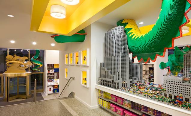 <strong>Lego Store </strong><em>(Rockefeller Center, 620) </em> A loja oficial da Lego garante diversão para todas as idades. Maquetes e esculturas, feitas de Lego – claro, chamam a atenção dos visitantes. Assim como a imensa variedade de peças e a possibilidade de escolher suas preferidas em uma espécie de self-service de Lego <strong>Lego Store </strong><em>(Rockefeller Center, 620) </em> A loja oficial da Lego garante diversão para todas as idades. Maquetes e esculturas, feitas de Lego – claro, chamam a atenção dos visitantes. Assim como a imensa variedade de peças e a possibilidade de escolher suas preferidas em uma espécie de self-service de Lego