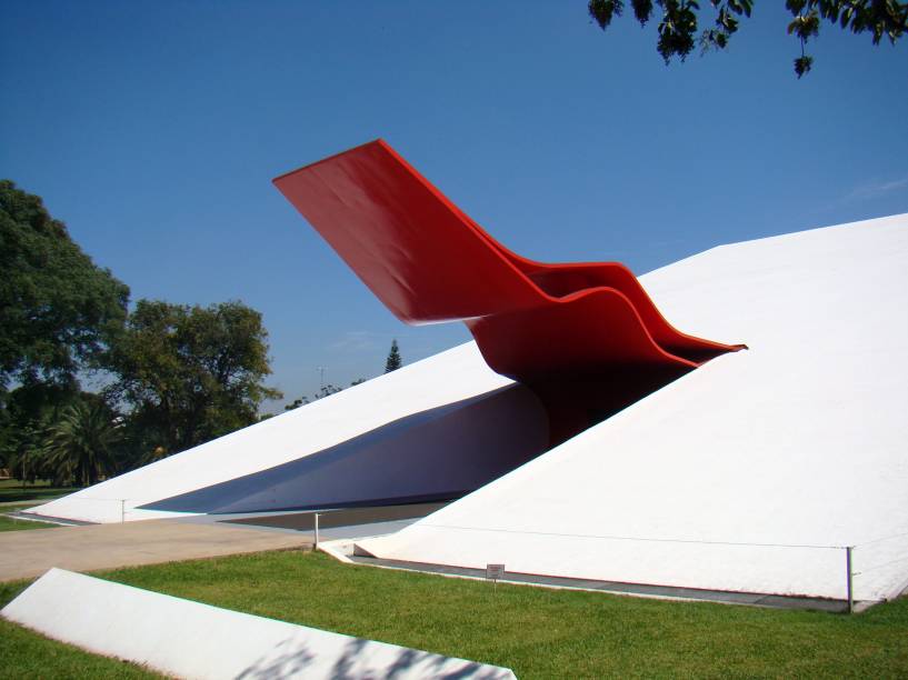 <strong>4. <a href="https://viajeaqui.abril.com.br/estabelecimentos/br-sp-sao-paulo-atracao-parque-do-ibirapuera" rel="Parque do Ibirapuera" target="_blank">Parque do Ibirapuera</a></strong>Além de ser um ótimo e diversificado parque, o Ibirapuera reúne boa gama de atrações culturais. Entre os edifícios que chamam atenção, está o Auditório do Ibirapuera (foto), um belo projeto do arquiteto Oscar Niemeyer.<a href="https://viajeaqui.abril.com.br/estabelecimentos/br-sp-sao-paulo-atracao-parque-do-ibirapuera/mapa" rel="Veja o mapa" target="_blank">Veja o mapa</a> <strong>4. <a href="https://viajeaqui.abril.com.br/estabelecimentos/br-sp-sao-paulo-atracao-parque-do-ibirapuera" rel="Parque do Ibirapuera" target="_blank">Parque do Ibirapuera</a></strong>Além de ser um ótimo e diversificado parque, o Ibirapuera reúne boa gama de atrações culturais. Entre os edifícios que chamam atenção, está o Auditório do Ibirapuera (foto), um belo projeto do arquiteto Oscar Niemeyer.<a href="https://viajeaqui.abril.com.br/estabelecimentos/br-sp-sao-paulo-atracao-parque-do-ibirapuera/mapa" rel="Veja o mapa" target="_blank">Veja o mapa</a>