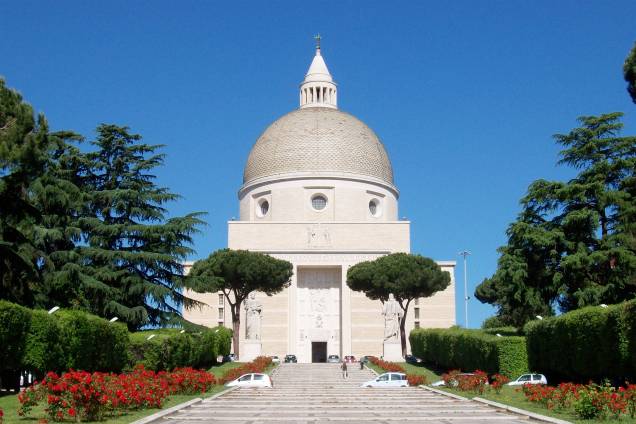 O bairro é plano, mas a Basilica del Santi Pietro e Paolo, fundada em 1930, fica no alto de um monte O bairro é plano, mas a Basilica del Santi Pietro e Paolo, fundada em 1930, fica no alto de um monte
