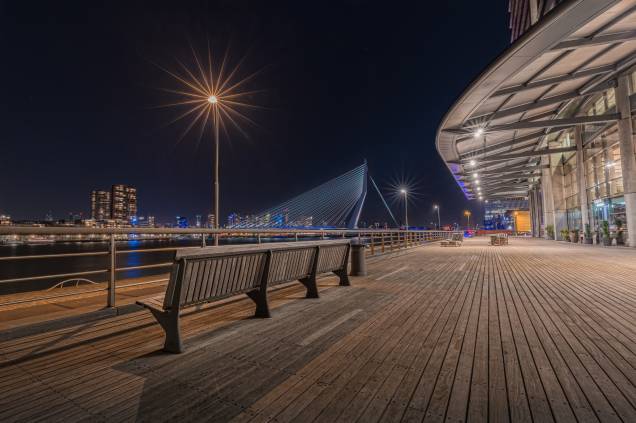<strong>Roterdã – <a href="https://viajeaqui.abril.com.br/paises/holanda" rel="Holanda" target="_blank">Holanda</a></strong> Investimentos em construção de telhados verdes também tem sido pesado – a cidade conseguiu implantá-los em 160 mil metros quadrados até 2014 e pretende aumentar ainda mais. Os telhados verdes não só ajudam a absorver a água da chuva como limpam a atmosfera, reduzem a erosão do telhado e ajudam a equilibrar a temperatura do edifício, o que resulta em economia de energia para aquecê-lo ou resfria-lo <strong>Roterdã – <a href="https://viajeaqui.abril.com.br/paises/holanda" rel="Holanda" target="_blank">Holanda</a></strong> Investimentos em construção de telhados verdes também tem sido pesado – a cidade conseguiu implantá-los em 160 mil metros quadrados até 2014 e pretende aumentar ainda mais. Os telhados verdes não só ajudam a absorver a água da chuva como limpam a atmosfera, reduzem a erosão do telhado e ajudam a equilibrar a temperatura do edifício, o que resulta em economia de energia para aquecê-lo ou resfria-lo