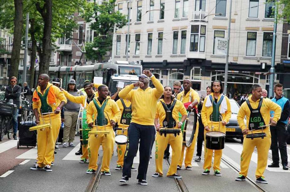 <strong>Roterdã Unlimited </strong>    O Rotterdam Unlimited representa uma mistura de música, dança, teatro e Carnaval e acontece no centro da cidade de Rotterdam. <strong>Roterdã Unlimited </strong>    O Rotterdam Unlimited representa uma mistura de música, dança, teatro e Carnaval e acontece no centro da cidade de Rotterdam.