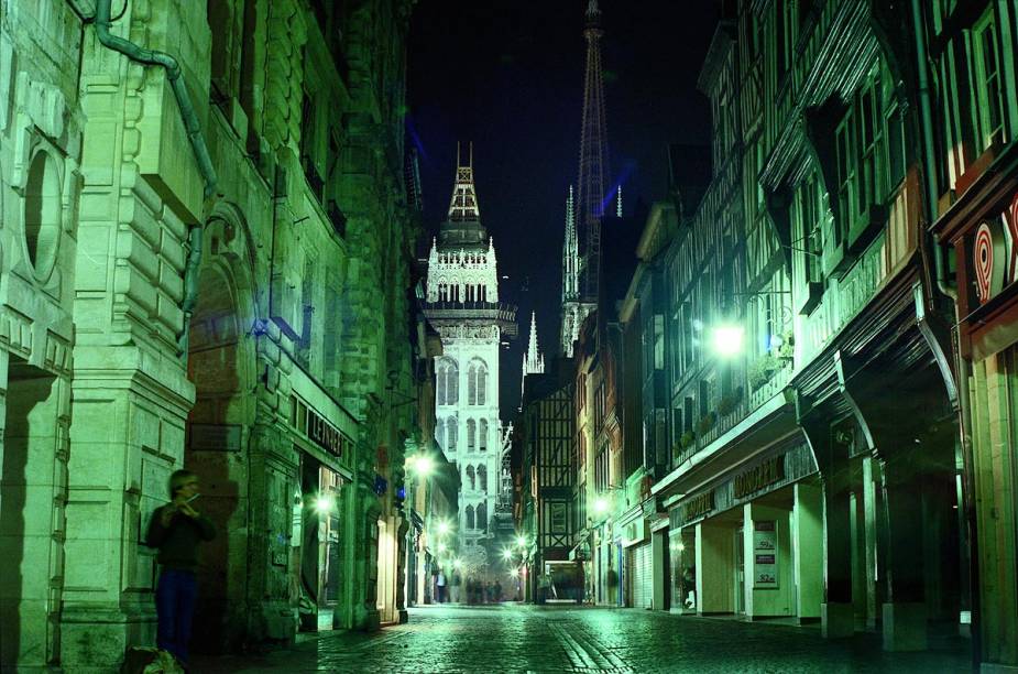 <strong>NORMANDIA</strong> São quatro noites de acomodação em luxuosos châteaux e hotéis-butique. Inclui as cidades de <strong>Rouen (foto)</strong>, <strong>Honfleur </strong>e <strong>Audrieu</strong>, com direito a passeio pelo monte <a href="https://viajeaqui.abril.com.br/estabelecimentos/franca-costa-da-normandia-atracao-monte-saint-michel" rel="Saint-Michel" target="_blank"><strong>Saint-Michel</strong></a>. Na escapulida para <a href="https://viajeaqui.abril.com.br/cidades/franca-paris" rel="Paris" target="_blank"><strong>Paris</strong></a> tem cruzeiro em uma das embarcações da <a href="https://bateauxpa risiens.com" rel="Bateaux Parisiens" target="_blank"><strong>Bateaux Parisiens</strong></a>. Locação de carro de luxo está incluída para ir a <a href="https://viajeaqui.abril.com.br/cidades/franca-paris" rel="Paris" target="_blank"><strong>Paris</strong></a>. <strong>QUANDO</strong>: Até outubro <strong>QUEM LEVA:</strong> A <a href="https://bit.ly/francatur" rel="Françatur" target="_blank"><strong>Françatur</strong></a> (11/3149-3163) <strong>QUANTO</strong>: € 5 390 <strong>NORMANDIA</strong> São quatro noites de acomodação em luxuosos châteaux e hotéis-butique. Inclui as cidades de <strong>Rouen (foto)</strong>, <strong>Honfleur </strong>e <strong>Audrieu</strong>, com direito a passeio pelo monte <a href="https://viajeaqui.abril.com.br/estabelecimentos/franca-costa-da-normandia-atracao-monte-saint-michel" rel="Saint-Michel" target="_blank"><strong>Saint-Michel</strong></a>. Na escapulida para <a href="https://viajeaqui.abril.com.br/cidades/franca-paris" rel="Paris" target="_blank"><strong>Paris</strong></a> tem cruzeiro em uma das embarcações da <a href="https://bateauxpa risiens.com" rel="Bateaux Parisiens" target="_blank"><strong>Bateaux Parisiens</strong></a>. Locação de carro de luxo está incluída para ir a <a href="https://viajeaqui.abril.com.br/cidades/franca-paris" rel="Paris" target="_blank"><strong>Paris</strong></a>. <strong>QUANDO</strong>: Até outubro <strong>QUEM LEVA:</strong> A <a href="https://bit.ly/francatur" rel="Françatur" target="_blank"><strong>Françatur</strong></a> (11/3149-3163) <strong>QUANTO</strong>: € 5 390