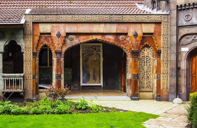 <strong><a href="https://www.royaldelft.com/" target="_blank" rel="noopener">Museu Royal</a>, <a href="https://viajeaqui.abril.com.br/cidades/holanda-delft/fotos" target="_blank" rel="noopener">Delft</a></strong> Esta fábrica de porcelanas funciona desde 1653 e ainda produz cerâmica à moda antiga. Suas exposições contam a história dessa tradicional arte holandesa em um ambiente bonito e agradável. Vale passear pelo jardim do museu e tomar um chá da tarde por lá. <strong><a href="https://www.royaldelft.com/" target="_blank" rel="noopener">Museu Royal</a>, <a href="https://viajeaqui.abril.com.br/cidades/holanda-delft/fotos" target="_blank" rel="noopener">Delft</a></strong> Esta fábrica de porcelanas funciona desde 1653 e ainda produz cerâmica à moda antiga. Suas exposições contam a história dessa tradicional arte holandesa em um ambiente bonito e agradável. Vale passear pelo jardim do museu e tomar um chá da tarde por lá.