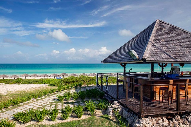 <strong><a href="https://www.royaltonresorts.com/en/cayo-santa-maria.aspx " rel="Royalton Cayo Santa Maria" target="_blank">Royalton Cayo Santa Maria</a> - <a href="https://viajeaqui.abril.com.br/paises/cuba" rel="Cuba" target="_blank">Cuba</a></strong> Resort all inclusive apenas para adultos em Cayo Santa Maria, pequena faixa de terra entre o mar aberto do Caribe e a Baía de Perros. O hotel já recebe os hóspedes com drinks refrescantes e toalhas geladas para amenizar o callor. O hotel faz de tudo para conferir uma atmosfera romântica ao local, que já é romântico em si, para receber grupos celebrando casamentos ou casais em lua de mel. Na diária, estão incluídas diversas atividades aquáticas não motorizadas, serviço de mordomo 24h por todo o resort, refeições e bebidas ilimitadas, três restaurantes especializados em cozinha internacional e caribenha e atendimento completo na praia em frente ao resort <strong><a href="https://www.royaltonresorts.com/en/cayo-santa-maria.aspx " rel="Royalton Cayo Santa Maria" target="_blank">Royalton Cayo Santa Maria</a> - <a href="https://viajeaqui.abril.com.br/paises/cuba" rel="Cuba" target="_blank">Cuba</a></strong> Resort all inclusive apenas para adultos em Cayo Santa Maria, pequena faixa de terra entre o mar aberto do Caribe e a Baía de Perros. O hotel já recebe os hóspedes com drinks refrescantes e toalhas geladas para amenizar o callor. O hotel faz de tudo para conferir uma atmosfera romântica ao local, que já é romântico em si, para receber grupos celebrando casamentos ou casais em lua de mel. Na diária, estão incluídas diversas atividades aquáticas não motorizadas, serviço de mordomo 24h por todo o resort, refeições e bebidas ilimitadas, três restaurantes especializados em cozinha internacional e caribenha e atendimento completo na praia em frente ao resort